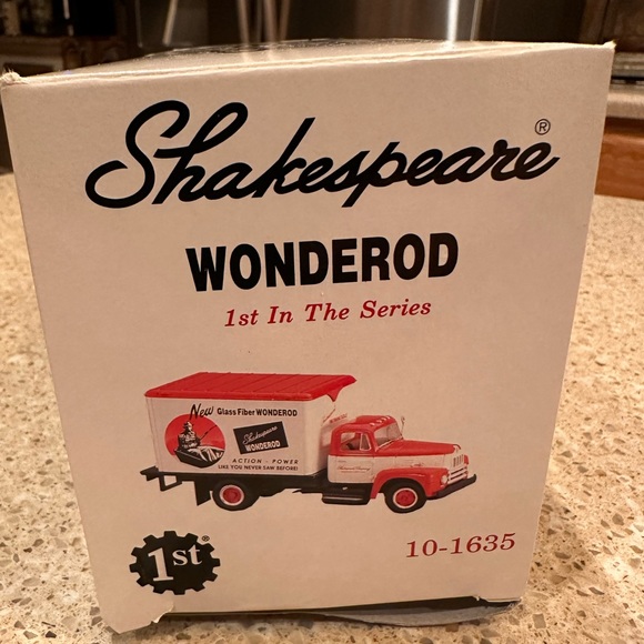 1957 IH DRY GOODS VAN ~SHAKESPEARE WONDEROD By FIRST GEAR INC. #10-1635 W Box - Picture 14 of 16